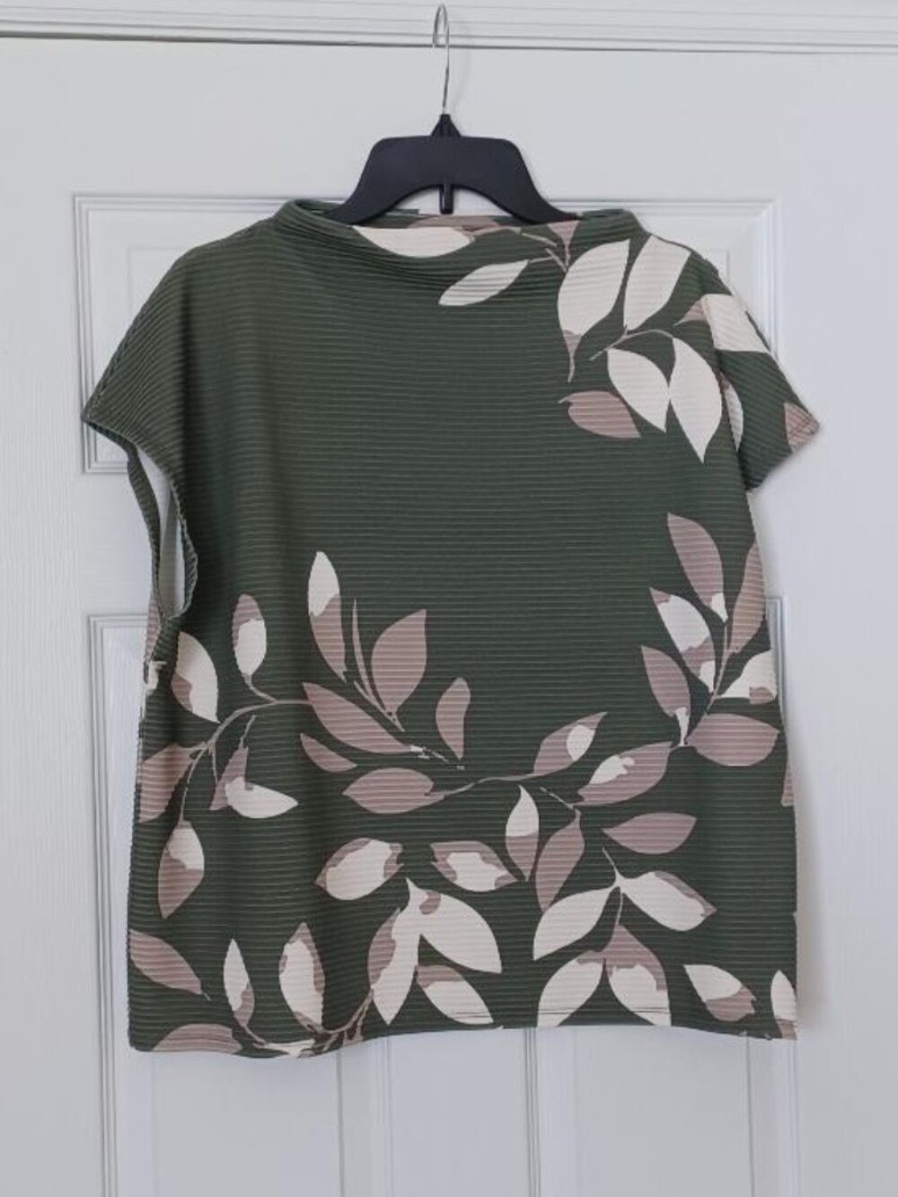 LIKE NEW! Investments Tailored Short Sleeve Floral "Ottoman" Top Size XL